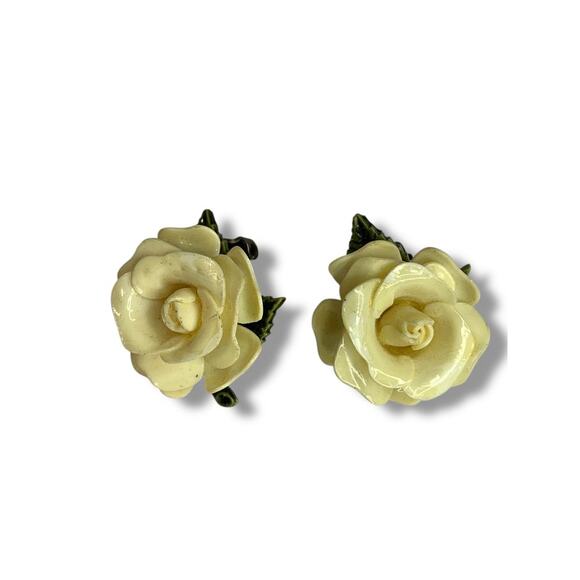 Vintage Clip On Earrings Non-Pierced Dimensional Cream Rose 1" Diameter - Picture 1 of 5